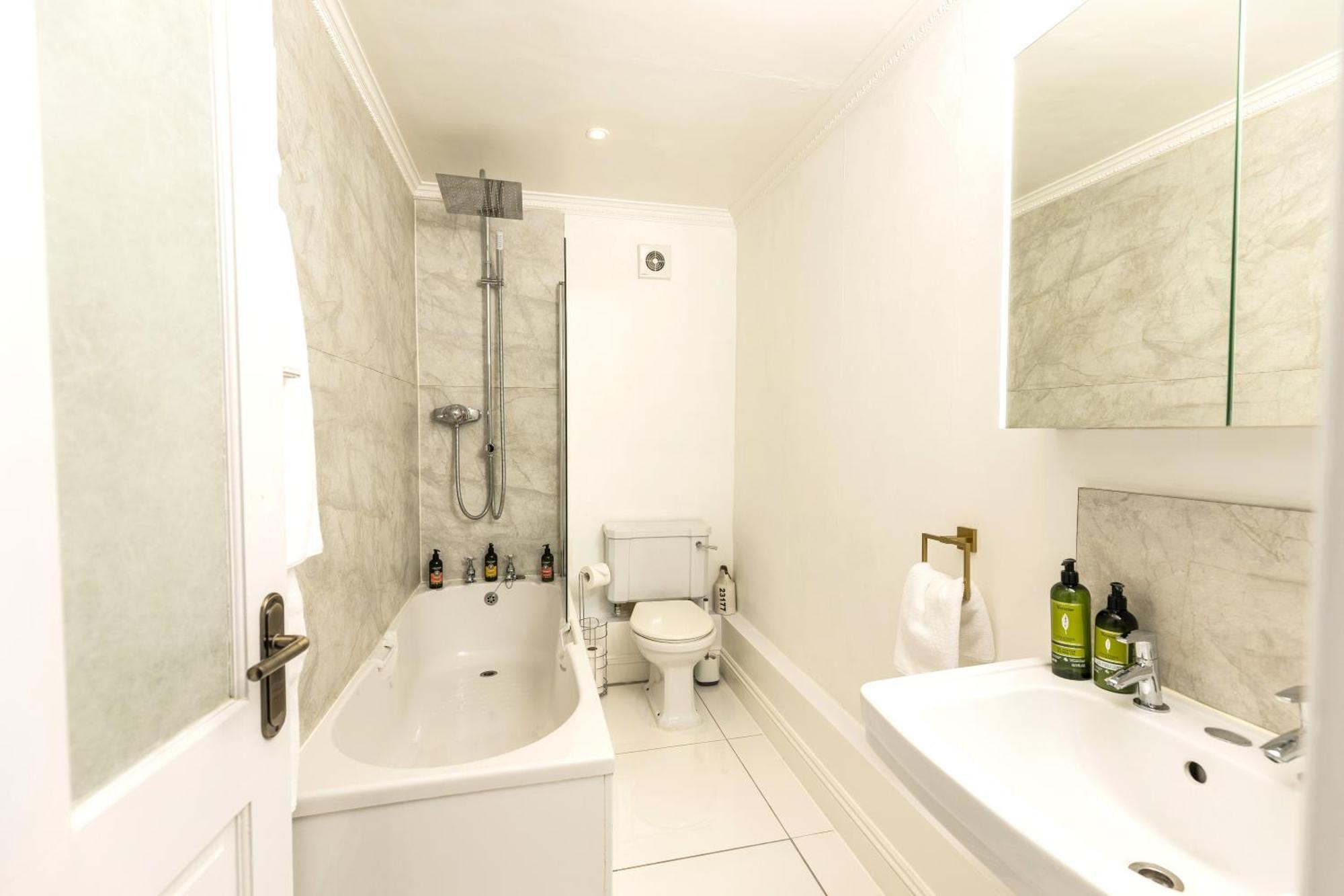 10 Sydenham - By Luxury Apartments Челтнъм Екстериор снимка